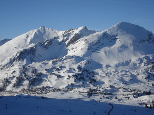 Obertauern erwacht, noch im Halbschatten die Südseite, bald aber ist ganz Obertauern in der Sonne