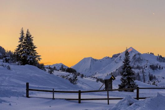 Ein Blick in den abendlichen Himmel Richtung Westen von der Skibrücke des Hotels Snowwhite in Oberauern