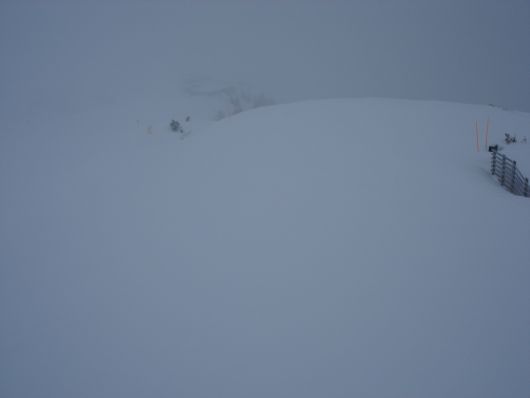 Wo bitte ist hier die Piste? Macht ja nichts, gefühlvolles Fahren ist angesagt, dafür ist der Schnee top und staubt mir um die Ohren!