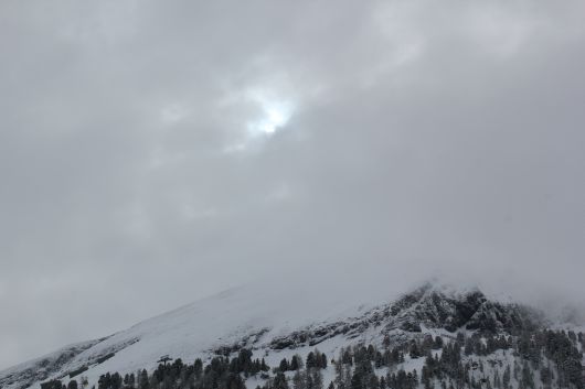 Halb Sonne, halb Bewölkung stimmt zwar nicht exakt, aber doch ganz gut
