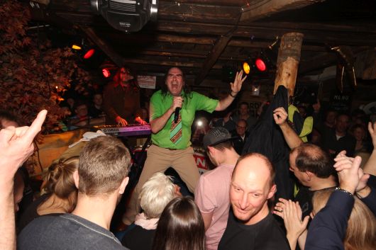 Guildo Horn in der Latschnalm feiert Party mit...